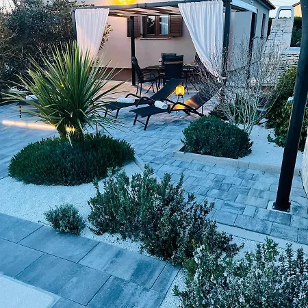 House Tesser With Pool Tatil Evi Galižana